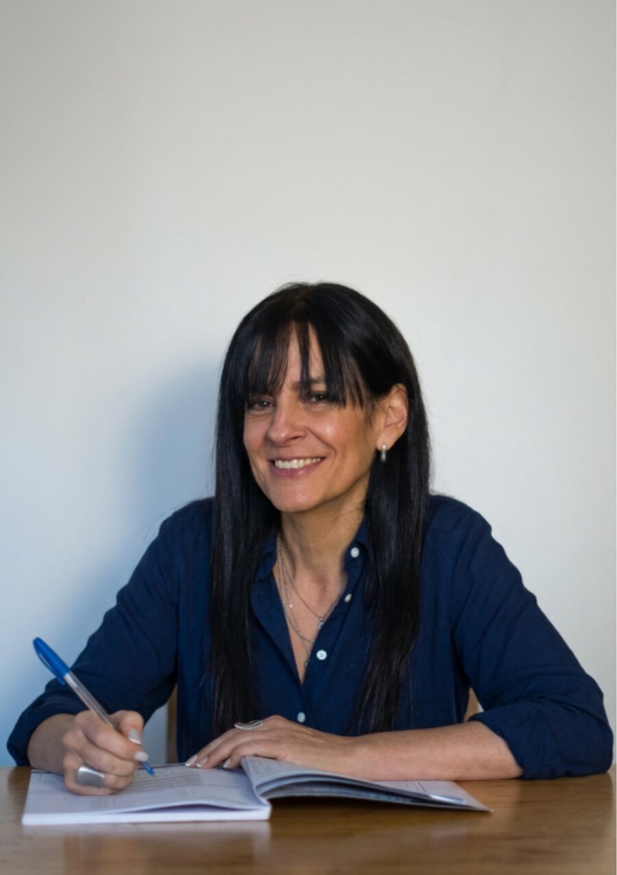 Cecilia Gómez, Lic. en Psicología, en su espacio de trabajo